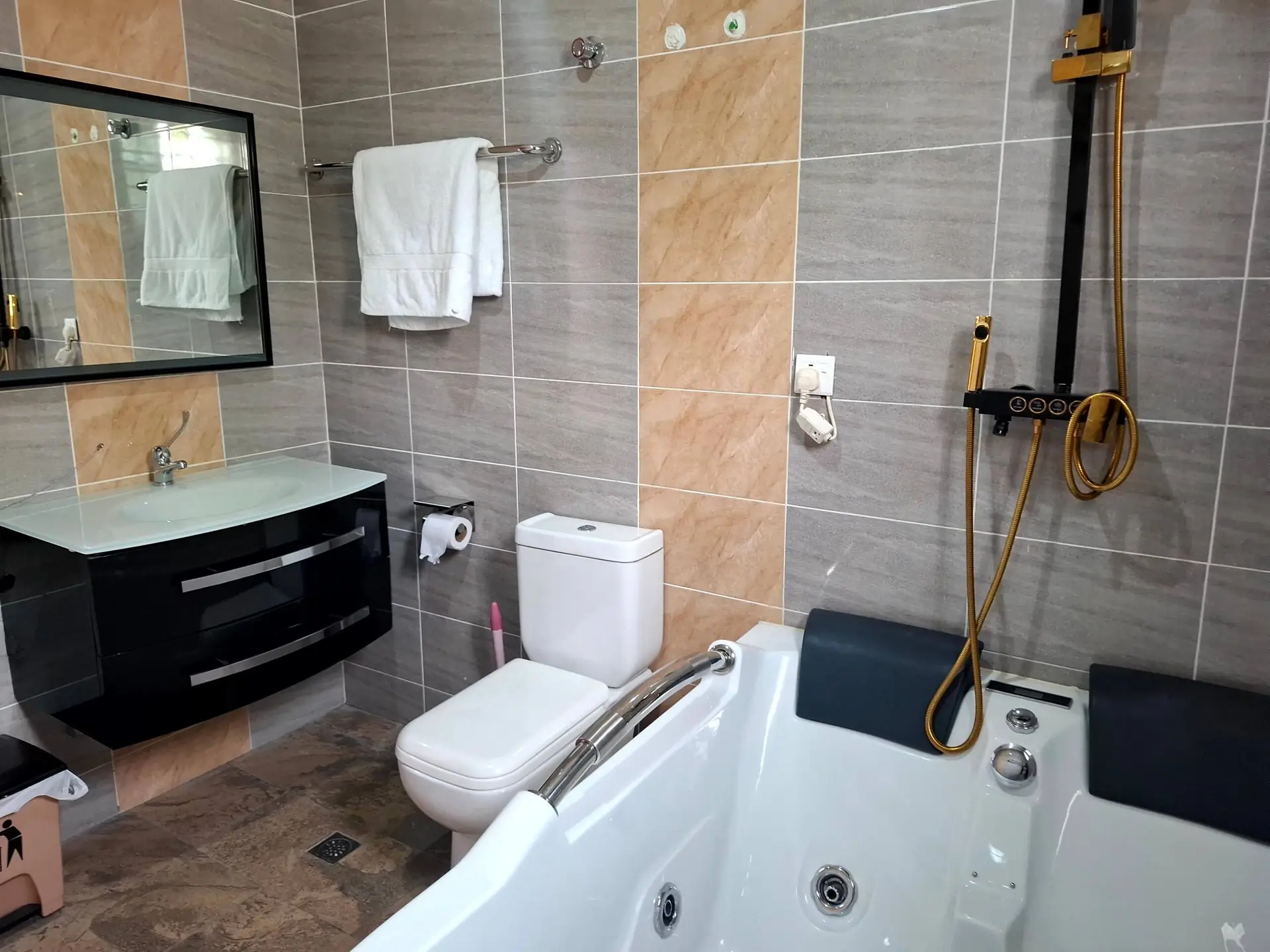 Full bathroom 1, Pelican Hotel VVIP