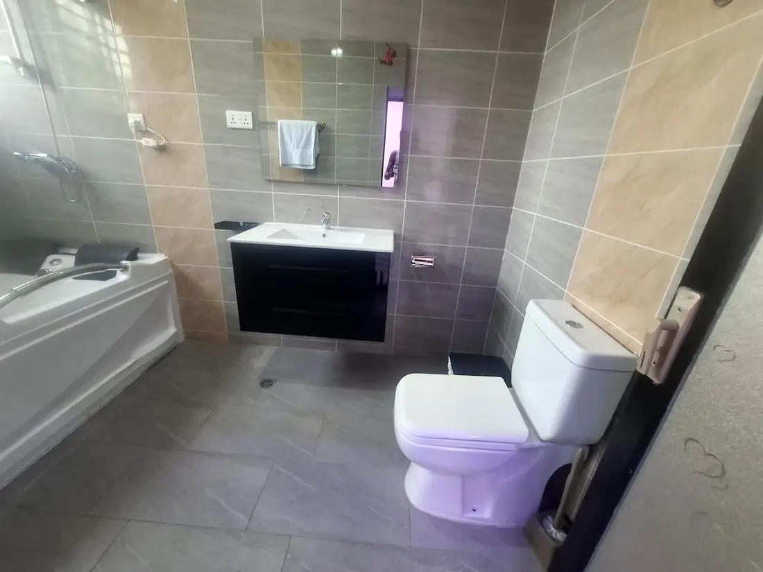 Full bathroom 2, Pelican Hotel VVIP