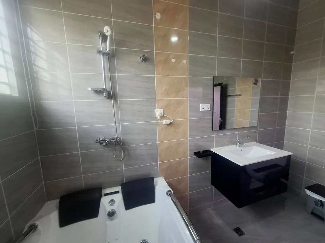 Full bathroom 2, Pelican Hotel VVIP