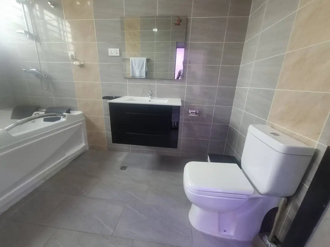 Full bathroom 2, Pelican Hotel VVIP